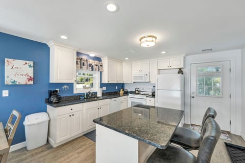 Kitchen with Island and seating