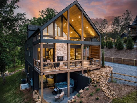 Features 3 king en-suites, private Gym, sauna and more!