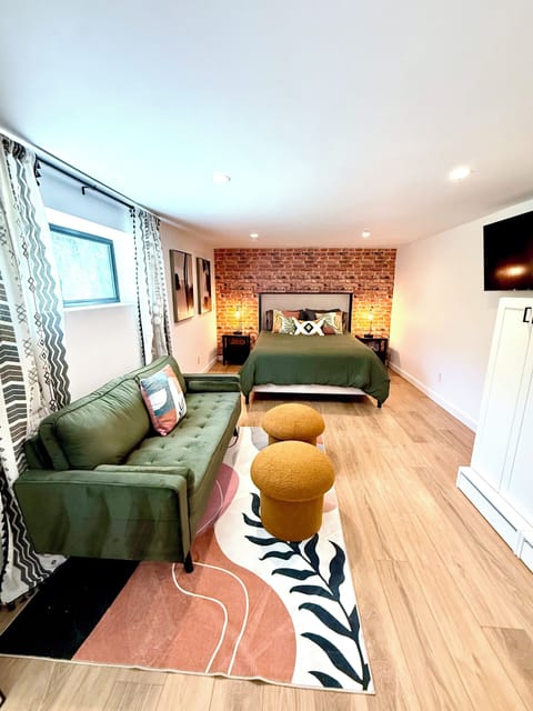 Living room & Bedroom with TV