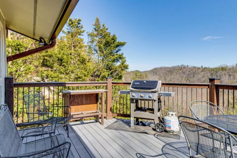 Gatlinburg Vacation Rental | 4BR | 3.5BA | 3,400 Sq Ft | 1 Step for Access