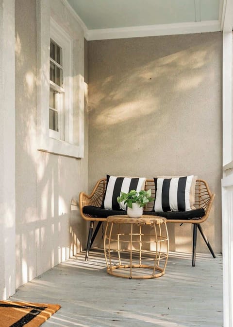 COTTAGE A - Front Porch