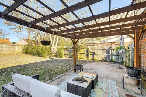 Memphis Vacation Rental | 3BR | 2.5BA | 1,500 Sq Ft | Stairs Required