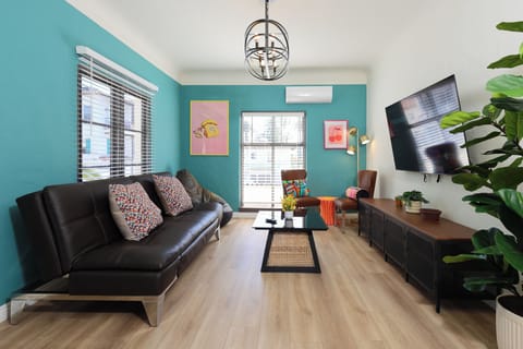 A full-size sofa made for minimalist dreams.