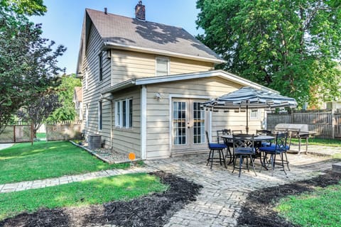 Des Moines Vacation Rental | 2BR | 1.5BA | 7 Steps to Enter | 1,378 Sq Ft
