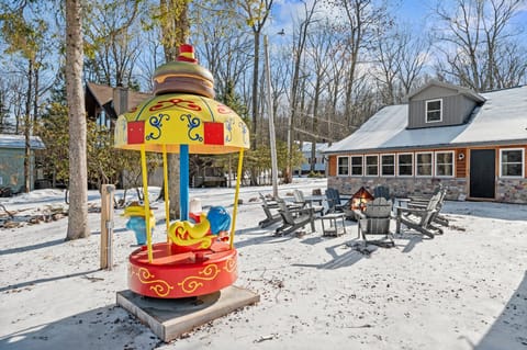 Outdoor Play and Fire Pit Fun
Let the kids run wild while the grownups gather around the fire, this backyard setup was made for memories.