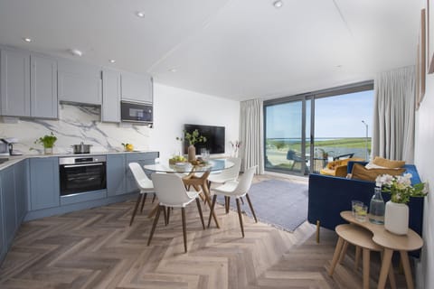 Open plan living, dining and kitchen area - 6 Oasis Sands
