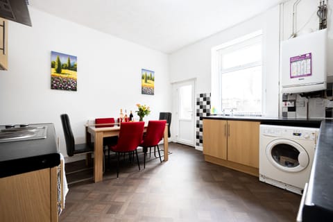 Well equipped kitchen/dinning area