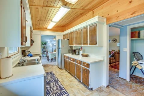 Kitchen | Microwave | Drip Coffee Maker | Upper Level