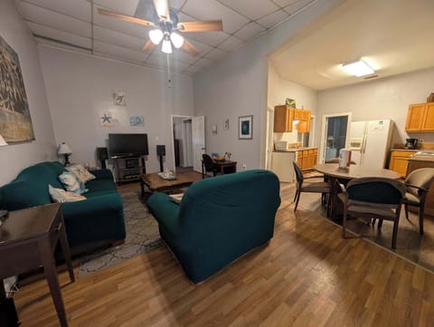 Enjoy meals at the dining table, cook in the fully equipped kitchen, and take advantage of the dedicated desk area—perfect for working from home.