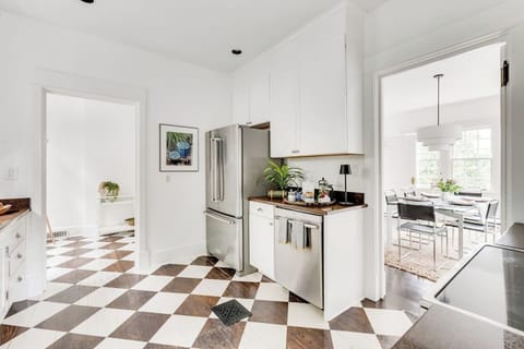 Full Kitchen: Stylish design with modern appliances and chic flooring.