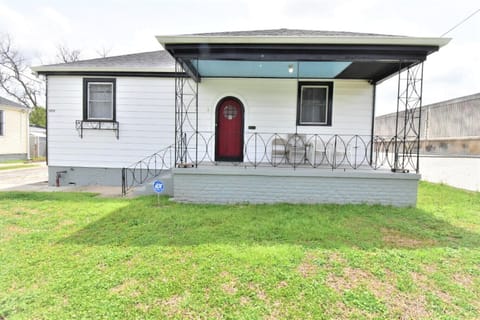 Front view of property
