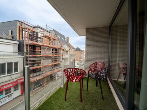 Apartment, Urban Design, Composite Material, Condominium, Concrete, Balcony, Daylighting