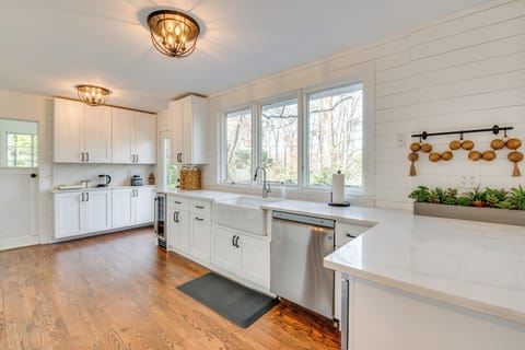 Kitchen | 1st Floor | Dishware & Flatware | Blender