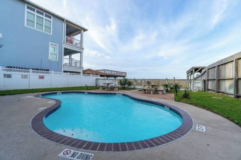 Sunshine and good times await! Whether you’re dipping in, floating around, or just lounging by the pool, it’s the perfect spot to unwind and soak up the vacation vibes.