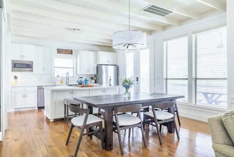 Dining area that seats 6