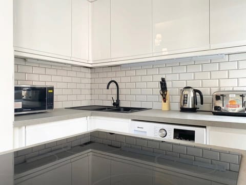Small but mighty! This petit kitchen has all you need for your time in Glasgow!