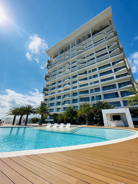 Spectacular Tower with two Pools, Jacuzzi only 20 min walking distance beach.