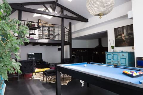 Grand salon avec billard francais qui se recouvre pour servir de table à manger.