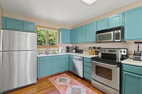 Cheerful kitchen with coffee bar, full fridge & near Beech Mountain slopes.