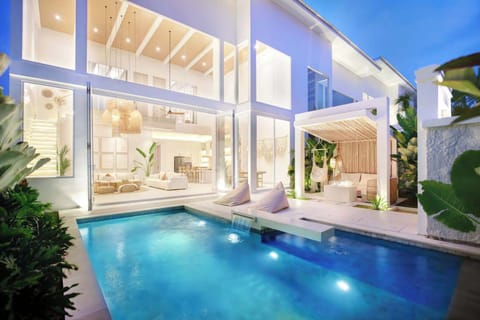 Dive into paradise with our private infinity pool, surrounded by lush Balinese greenery—perfect for a refreshing dip! 🌴🏊