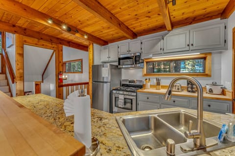 Kitchen: Fully equipped, drip coffee maker, toaster, cookware