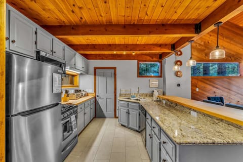 Kitchen: Fully equipped, drip coffee maker, toaster, cookware