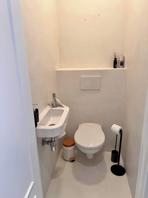 Compact yet bright bathroom with simple modern design ✨