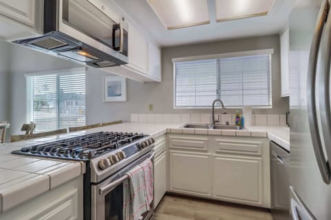 Full kitchen with all the main appliances