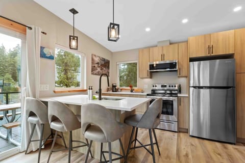 Counter seating for four