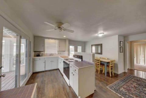 ROL Guest Houses - River Kitchen (2)