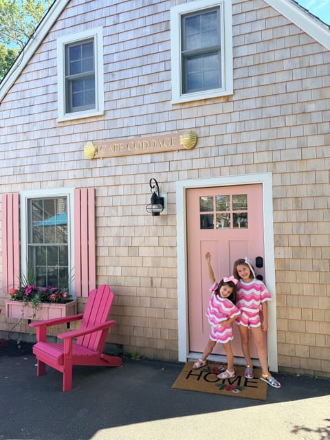 Adorable Cape Coddage guests with new outfits to match the house ! How cute !