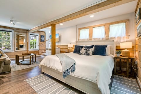 Cozy sunken retreat: king bed, 50” TV, louvered-door privacy, airy vibe.