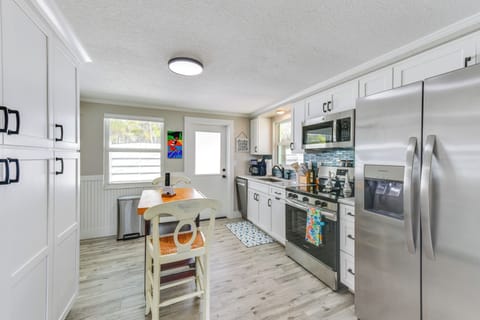 Kitchen | Addt'l Dining Area | Combo Drip & Single-Serve Coffee Maker