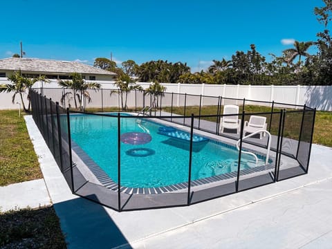 Safety screen around the entire pool