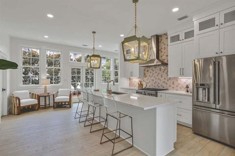 Galley Style Kitchen Great For Entertaining!