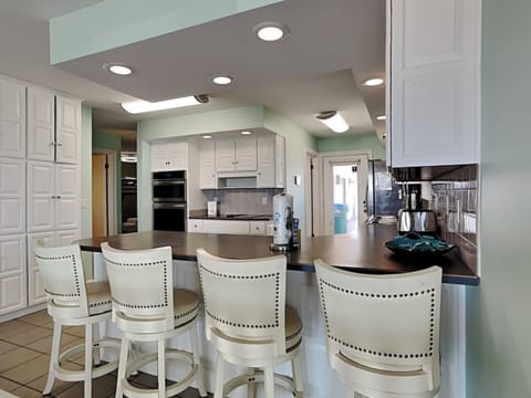 Breakfast Bar, First Floor