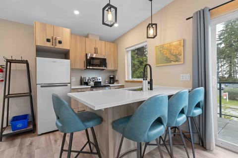 Kitchen-4 bar stools (no dining table)