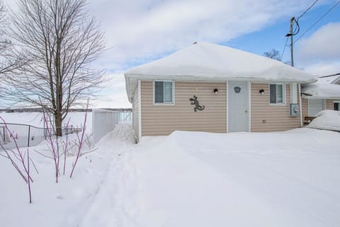 Welcome to Roy Fam Waterfront Cottage in Scugog