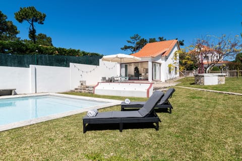 Private pool and sun terrace with loungers — Villa Margaritta, holiday villa in Sintra