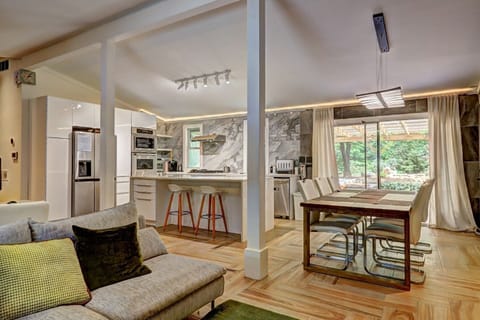 6 seaters dining table overlooking garden