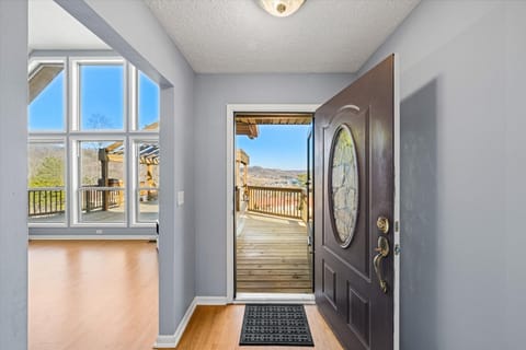 beautiful access to the deck! Rent Norris Lake House