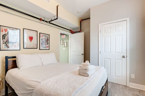 Bedroom 2 - Queen bed
