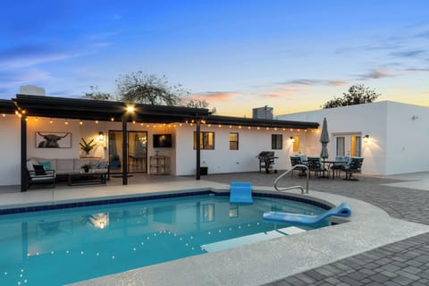 Backyard Oasis, private pool (heated w/fee)
