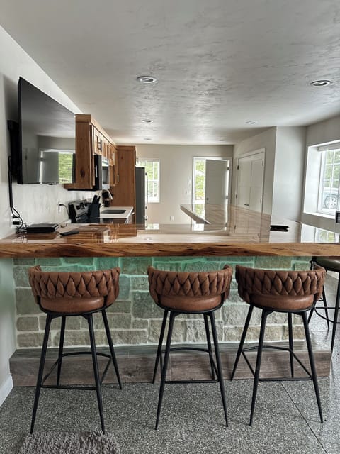 Shop bar and kitchen. 