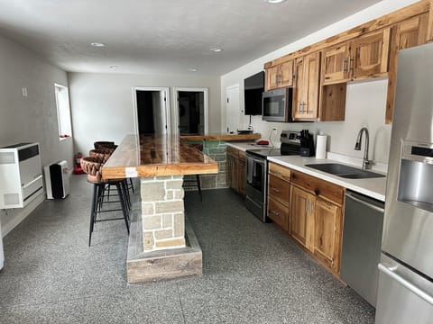 Kitchen and bar in the shed.  As a guest you have full access to this amenity. 