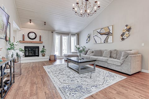 Large living room,beautiful veiw of the backyard, for your family gathering.