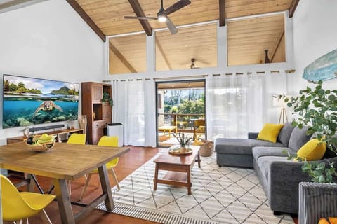 Spacious Living Area: Bright, airy space with vaulted ceilings and seamless access to the covered lanai with stunning ocean and golf course views