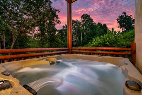 Hot tub: Enjoy calming views, setup porch lights w/ Music (winter- see snowcaps)
