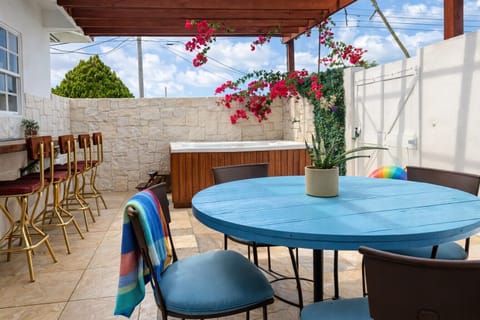 Cosy  hot tub area to relax , have a drink while enjoying the Aruba breeze