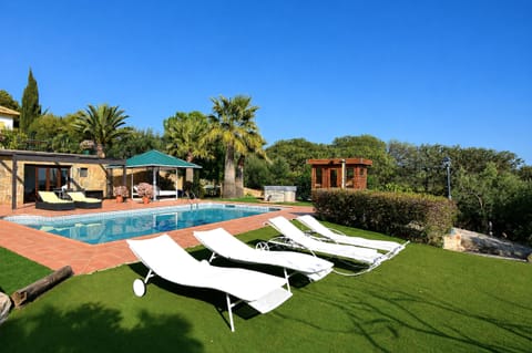 Swimming pool, sauna and hot tub at your disposal